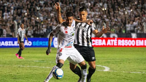Maxwell jogador do Operário durante partida contra o Santos pelo Brasileiro Série B 2024. Foto: Giovani Baccin/AGIF