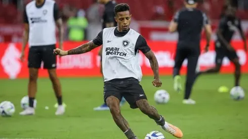 Tche Tche do Botafogo aquece antes da partida contra o Grêmio pelo Brasileirao 2024 no Estádio Arena, Porto Alegre