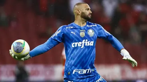 Goleiro Weverton do Palmeiras faz um passe durante o jogo contra o Atlético-MG parte do Brasileirao 2024, no estádio Brinco de Ouro, em Campinas