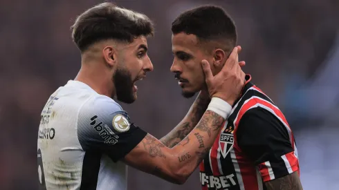 Yuri Alberto jogador do Corinthians e Diego Costa jogador do São Paulo durante partida na Neo Química Arena pelo Campeonato Brasileiro 2024. Foto: Ettore Chiereguini/AGIF
