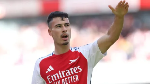 Gabriel Martinelli do Arsenal comemora o primeiro gol da sua equipa durante o jogo da Premier League contra o Leicester City FC no Emirates Stadium, em Londres