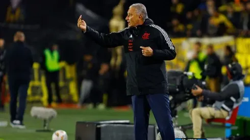 Tite, técnico do Flamengo, orienta equipe durante quartas de final da Libertadores diante do Peñarol no estádio Campeon del Siglo em em Montevidéu, Uruguai