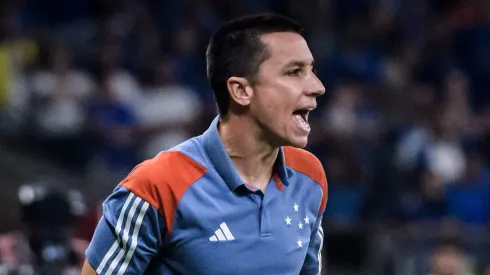 Eduardo Barros, auxiliar técnico do Cruzeiro, analisa partida com o Vasco - Foto: Gustavo Aleixo/Cruzeiro