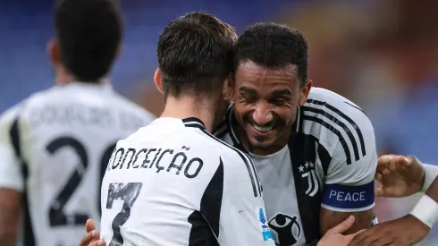 Francisco Conceição da Juventus celebra com o companheiro de equipa Danilo depois de marcar para dar à equipe uma vantagem de 3-0 durante a partida da Serie A no Luigi Ferraris, Génova.