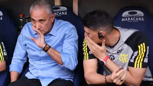 ex-Técnico do Flamengo Tite conversa com assistente técnico Matheus Bacci antes da partida contra o Palmeiras como parte do Brasileirao 2024, no Maracanã Stadium