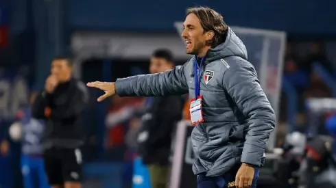 Head Coach Luis Zubeldia of Sao Paulo gestures during the Copa CONMEBOL Libertadores 2024 Round of 16 second leg match between Nacional and Sao Paulo at Gran Parque Central on August 15, 2024 in Montevideo, Uruguay