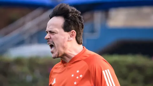 Fernando Diniz, treinador do Cruzeiro em treinamento na Toca da Raposa - Foto: Gustavo Aleixo/Cruzeiro<br />
Foto: Gustavo Aleixo/Cruzeiro
IMPORTANTE: Imagem destinada a uso institucional e divulgação, seu uso comercial está vetado incondicionalmente por seu autor e o Cruzeiro Esporte Clube.
IMPORTANT: image intended for institutional use and distribution. Commercial use is prohibited unconditionally by its author and Cruzeiro Esporte Clube.