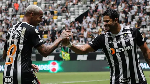 Deyverson (à esquerda) entrou na lista de contratações do Boca de Riquelme