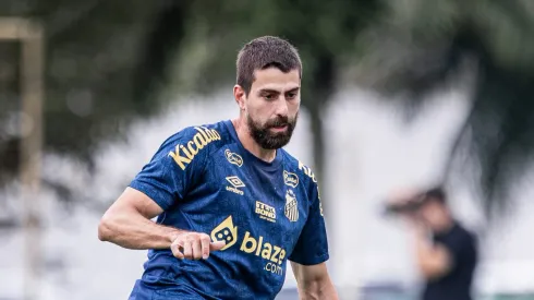 Luan Peres em ação na partida de ontem (2). Foto: Raul Baretta/ Santos FC.