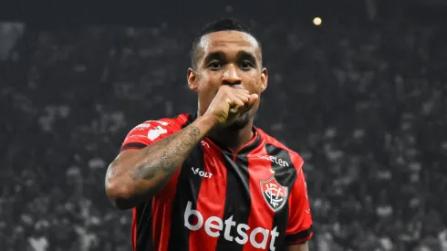 Alerrandro comemorando gol marcado contra o Corinthians.