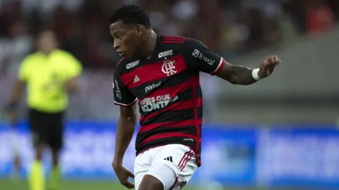 Gonzalo Plata, atacante do Flamengo, perde espaço com Filipe Luís - Foto: Jorge Rodrigues/AGIF