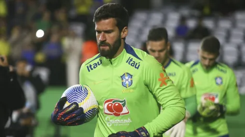 Alisson, em aquecimento contra o Equador