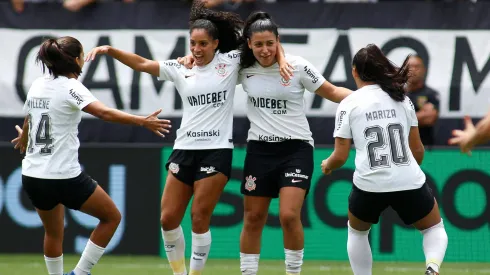 Elenco do Corinthians Feminino celebrando vitória recente sobre o São José