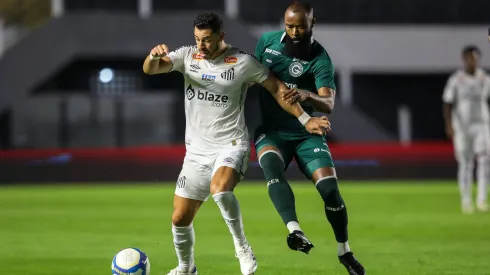 Giuliano jogador do Santos durante partida contra o Goiás no Estádio Vila Belmiro pelo Campeonato Brasileiro B 2024. Foto: Reinaldo Campos/AGIF