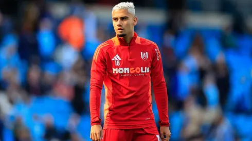Andreas Pereira 18 do Fulham durante o aquecimento antes da partida da Premier League contra o Manchester City no Etihad Stadium, Manchester, Inglaterra