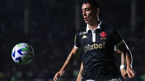 Puma Rodriguez do Vasco controla a bola durante o jogo entre Vasco Da Gama e Corinthians como parte do Brasileirao 2023 no Estádio São Januário