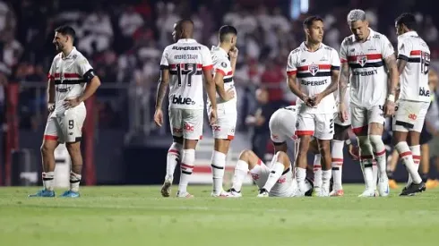 Jonathan Calleri, jogador do Paulo e companheiros durante partida pela Copa CONMEBOL Libertadores 2024 contra o Botafogo vestindo uniforme com a logo da sua patrocinadora máster Superbet