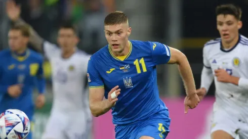 Artem Dovbyk pela Ucrânia m partida da Nations League 2022 diante da Escócia. (Photo by Adam Nurkiewicz/Getty Images)
