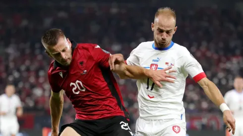 Ylber Ramadan e Ylber Ramadan disputam a posse de bola em partida entre Albânia e República Tcheca pela Nations League. (Photo by Armando Babani/Getty Images)