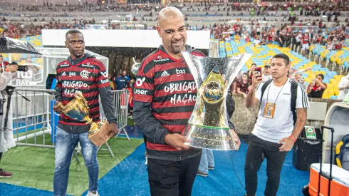 Adriano Imperador, segura o troféu do Brasileirão de 2019, mas revelou bastidores polêmicos da conquista de 2009