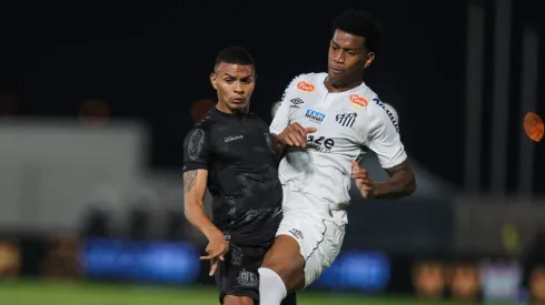 Negueba disputando lance com Gil no jogo do 1° turno. Foto: Pedro Zacchi/AGIF