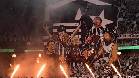 Torcida do Botafogo durante partida contra Corinthians no Estádio Nilton Santos pelo Campeonato Brasileiro A 2024. Foto: Thiago Ribeiro/AGIF