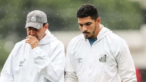 João Paulo, goleiro do Santos, ao lado do treinador Fábio Carille