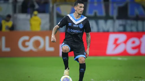 Dodi, jogador do Grêmio dominando a bola durante partida diante do Atlético-MG e sonha em ocupar posição de titular no Gre-Nal