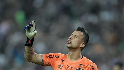 RJ - RIO DE JANEIRO - 20/08/2024 - COPA LIBERTADORES 2024, FLUMINENSE X GREMIO -Fabio goleiro do Fluminense comemoram vitoria ao final da partida contra o Gremio no estadio Maracana pelo campeonato Copa Libertadores 2024. Foto: Thiago Ribeiro/AGIF