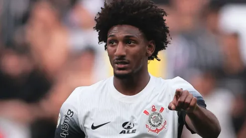 Talles Magno treina com bola no CT do Corinthians e anima comissão técnica