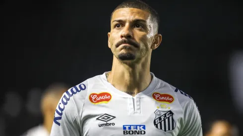 Alison, volante do Santos