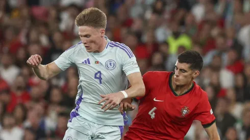 Scott McTominay perseguido por Antonio Silva em partida da UEFA Nations League entre Portugal e Escócia. (Photo by Carlos Rodrigues/Getty Images)