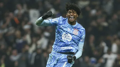 Hugo Souza, goleiro do Corinthians comemorando gol da equipe