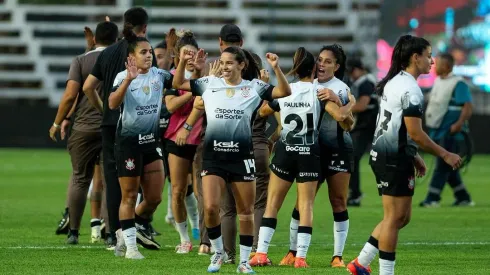 Equipe do Corinthians celebra vitória sobre o Boca Juniors na Libertadores Feminina e segue na competição