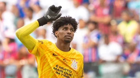 Hugo Souza, goleiro do Corinthians, durante partida contra o Bahia no estádio Fonte Nova pelo Campeonato Brasileiro