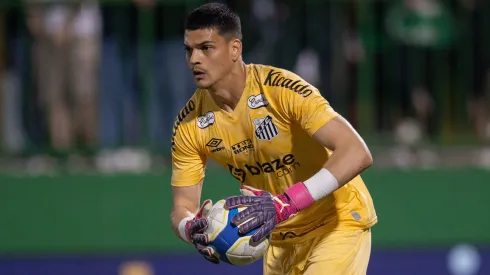 Gabriel Brazão, goleiro do Santos, durante partida contra o Chapecoense no estádio Arena Condá pela Série B do Brasileirão