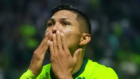 Rony comemora gol pelo Palmeiras no Brasileirão 2024.