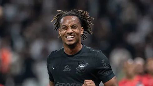 Carrillo lamentando jogada durante a partida.