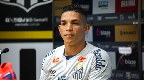 O defensor foi expulso diante do Ceará