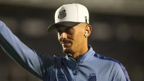 Diego Pituca antes de partida contra o Ituano, pela Série B, na Vila Belmiro.