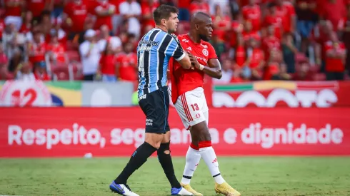 Enner Valencia jogador do Internacional disputa lance com Kannemann jogador do Grêmio durante partida no Estádio Beira-Rio pelo Campeonato Gaúcho 2024. Foto: Maxi Franzoi/AGIF