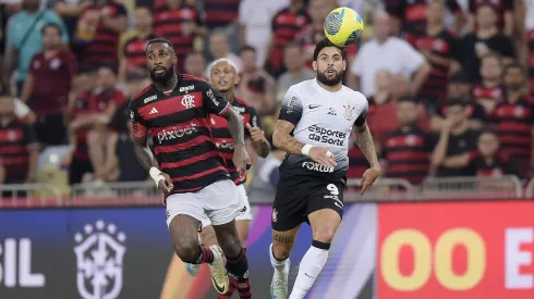 Gerson jogador do Flamengo disputa lance com Yuri Alberto jogador do Corinthians durante partida. Foto: Alexandre Loureiro/AGIF
