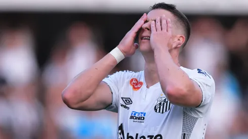 Esse é o motivo de Julio Furch ir embora do Santos em 2025