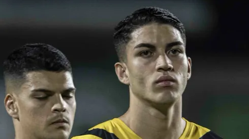 Jair, zagueiro do Peixe, ao lado de Brazão no hino nacional.