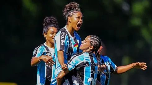 Gurias Gremistas comemoram a vitória sobre o Internacional no clássico Gre-Nal