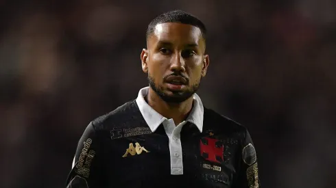 Jair volta a ser relacionado no Vasco após nove meses