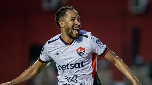 Everaldo comemorando tento contra o Braga. Foto: Victor Ferreira / EC Vitória
