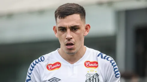 Escobar em ação pelo Peixão na Série B. Foto: Reinaldo Campos/AGIF