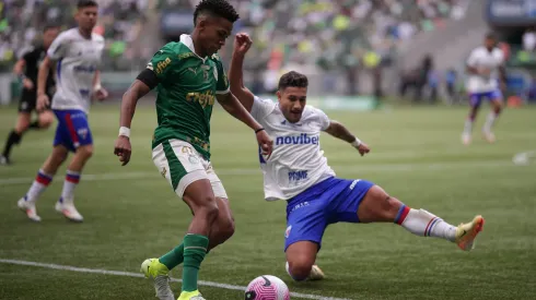 Estêvão jogador do Palmeiras disputa lance com Mancuso jogador do Fortaleza durante partida no Allianz Parque pelo Campeonato Brasileiro A 2024. Foto: Ettore Chiereguini/AGIF