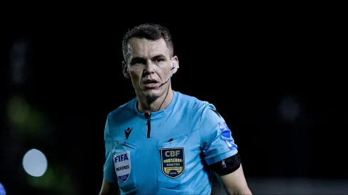 Juiz foi criticado pela torcida do São Paulo